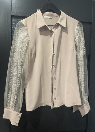 Нежная блуза с прозрачными кружными рукавами