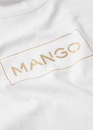 Базовая белая футболка с золотым лого mango оригинал4 фото