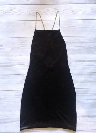 Черное короткое велюровое платье со стразами на бретелях и открытой спиной4 фото