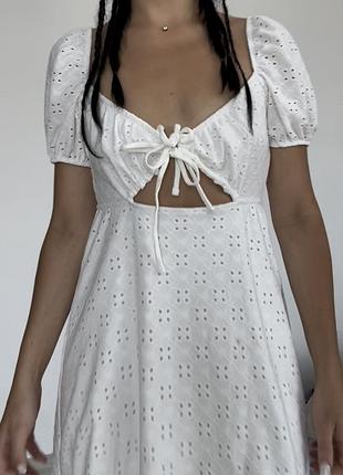 Платье белое с вырезом 4