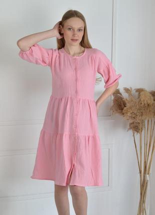 Легкое розовое платье по колено средней длины для беременных и кормящих 42-563 фото