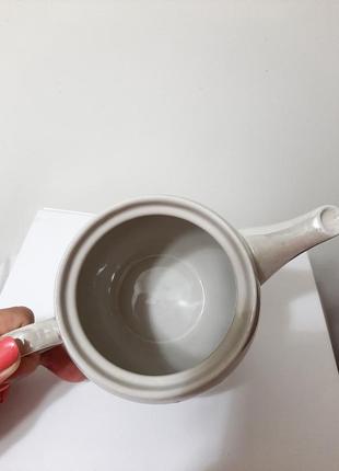 Перламутровый чайник заварочный керамический белый рисунок цветы белые, ягоды, зелёные листья7 фото