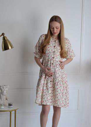 Легкое светлое платье по колено средней длины для беременных и кормящих