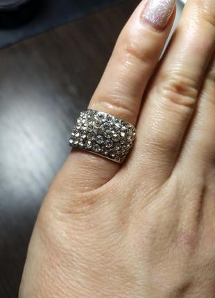 Большое кольцо с камнями