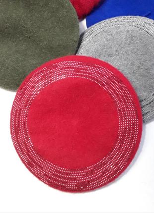 Стильный шерстяной берет с камнями