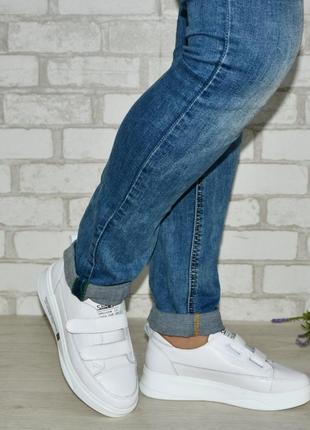 Кожаные белые женские кроссовки на липучках3 фото