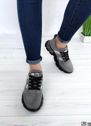 Женские замшевые кроссовки серого цвета3 фото