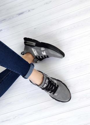 Женские замшевые кроссовки серого цвета6 фото