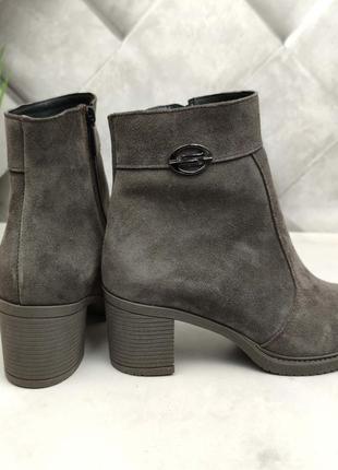 Ботинки замшевые серого цвета на маленьком каблуке 36р1 фото