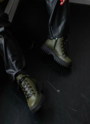 Женские демисезонные кожаные ботинки цвета хаки5 фото