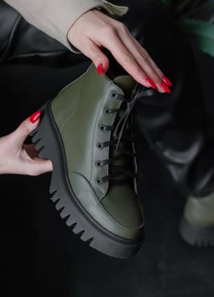 Женские демисезонные кожаные ботинки цвета хаки1 фото