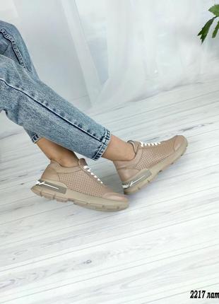 Женские кожаные перфорированные кроссовки цвет лате