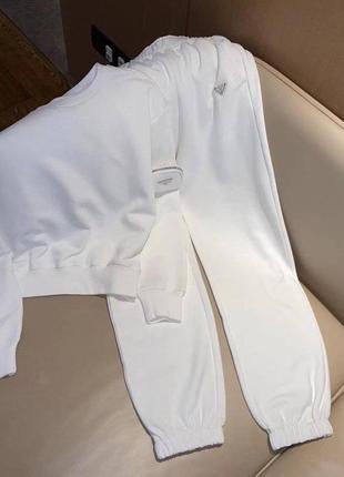 Белый спортивный прогулочный костюм прада prada