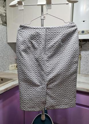 Стильная высокая базовая узкая брендовая серая вискозная офисная юбка карандаш l m&amp;s в ромбик с орнаментом для учителя7 фото