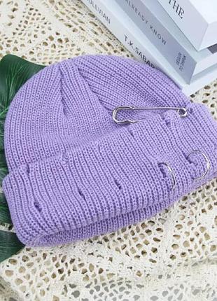 Шапка міні-біні рвана з булавкою і кільцями (докер, в'язана, коротка, з підворотом) лавандовий