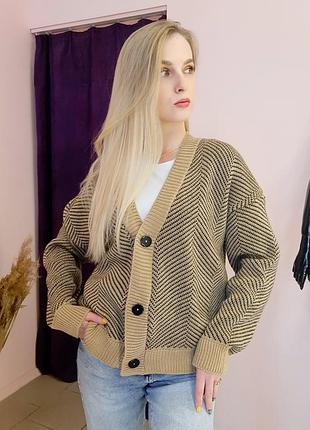 Вязаный кардиган на пуговках с узором