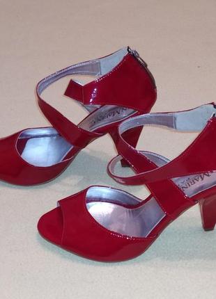 Красивые босоножки san marina