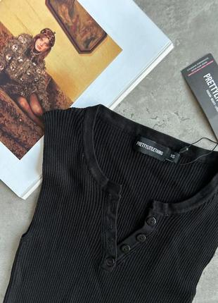 Чорний трикотажний топ в рубчик від prettylittlething, топ, топік6 фото