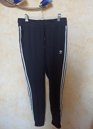 Шелковистые спортивные штаны adidas