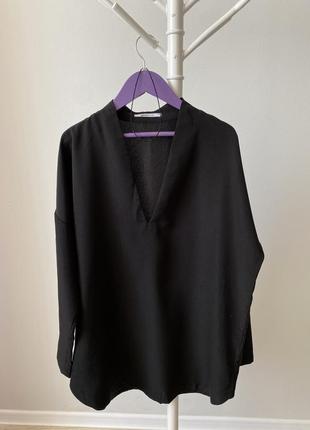 Блуза чорна з v вирізом на декольте