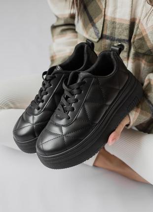 Черные кроссовки