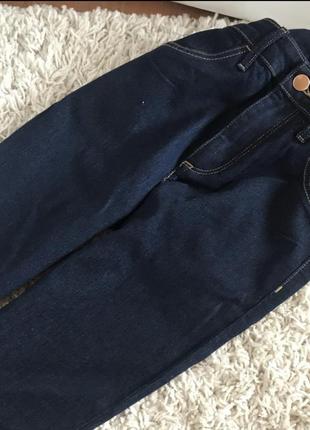 Темно-синие скини джинсы на высокой посадке