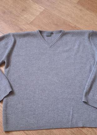 Шерстяной свечер свечло серо серого цвета