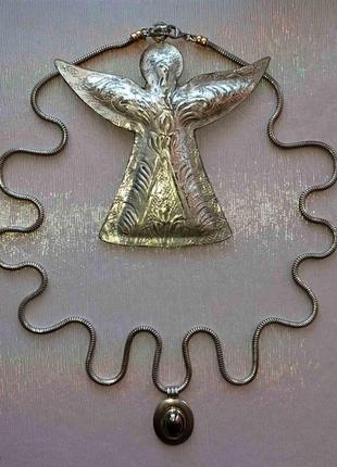 Посеребренная цепочка со вставками позолоты и кулоном с гематитом.