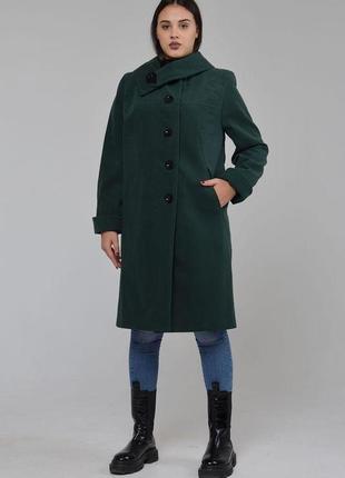 Пальто женское  демисезонное  цвета изумруд с большим отложным воротником и украшением3 фото