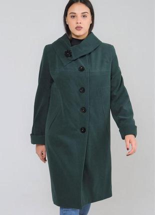 Пальто женское  демисезонное  цвета изумруд с большим отложным воротником и украшением