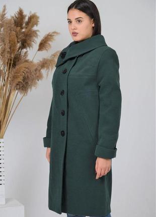 Пальто женское  демисезонное  цвета изумруд с большим отложным воротником и украшением2 фото