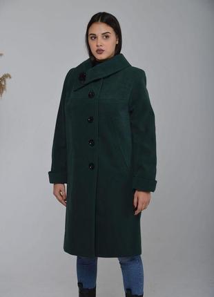 Пальто женское  демисезонное  цвета изумруд с большим отложным воротником и украшением7 фото
