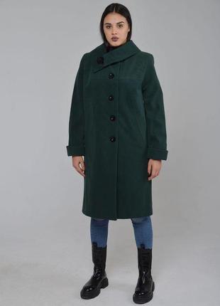 Пальто женское  демисезонное  цвета изумруд с большим отложным воротником и украшением5 фото