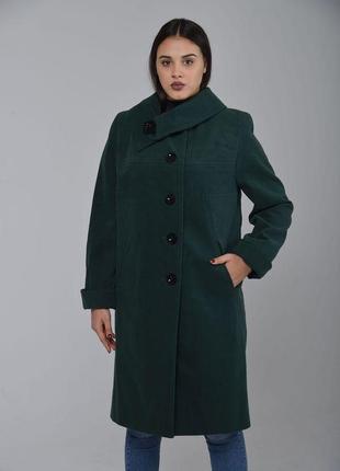 Пальто женское  демисезонное  цвета изумруд с большим отложным воротником и украшением6 фото