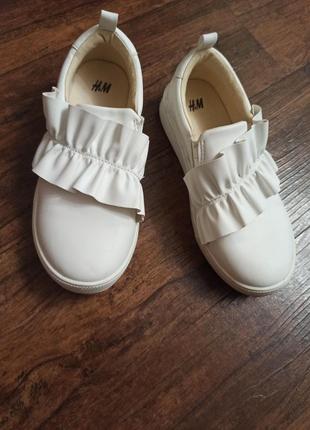 Білі туфлі для дівчинки