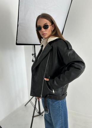 Женская черная зимняя куртка косуха из качественной экокожи с мехом тренд 20233 фото
