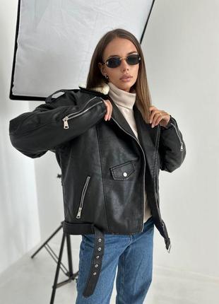 Женская черная зимняя куртка косуха из качественной экокожи с мехом тренд 20235 фото