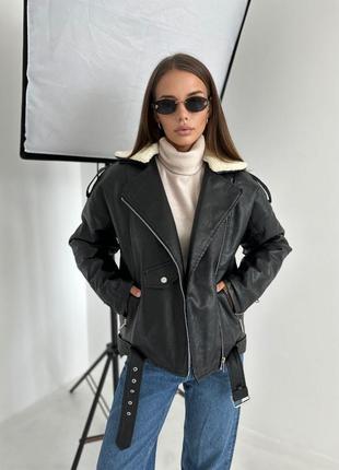 Женская черная зимняя куртка косуха из качественной экокожи с мехом тренд 20238 фото