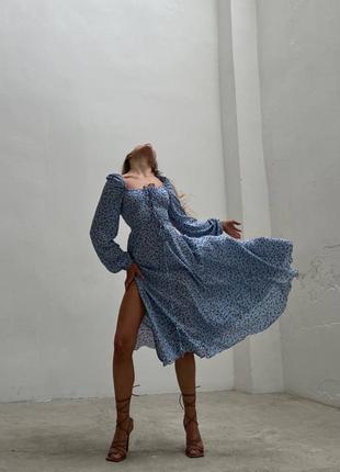 Жіноча довга трендова блакитна сукня з шнурівкою з квітковим принтом 20231 фото