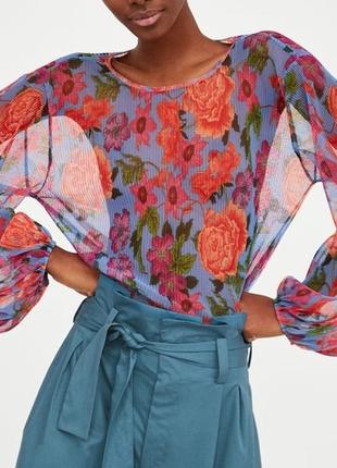 Плиссированная прозрачная блуза с объемными рукавами/в цветочный принт