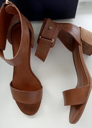 Tommy hilfiger charlot sandals 8us кожа босоножки женские