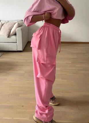 Женские розовые барби трендовые брюки карго с накладными карманами, снизу на затяжках осень весна 202 фото