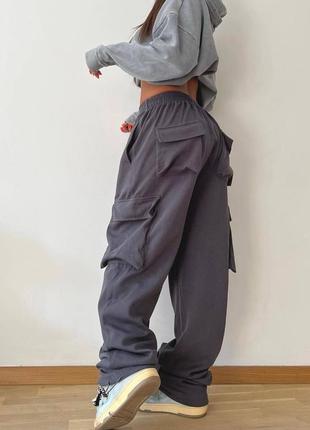 Женские темно-серые трендовые брюки карго с накладными карманами, снизу на затяжках осень весна 20232 фото