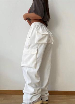 Жіночі білі трендові штани карго з накладними кишенями, знизу на затяжках осінь весна 20232 фото