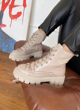 Ботинки на шнурках
