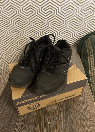 Продам зимові кросівки bona. натуральна шкіра, дуже теплі