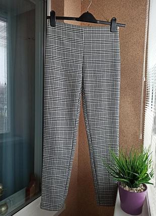 Стильные зауженные брюки в принт "гусиная лапка"