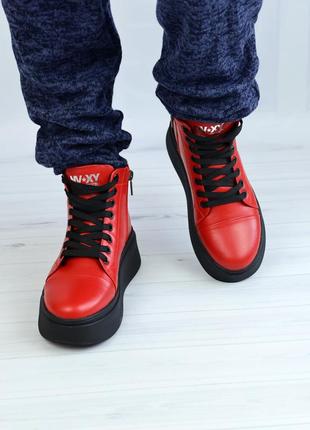 Демисезонные кожаные ботинки красного цвета6 фото