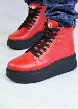 Демисезонные кожаные ботинки красного цвета4 фото
