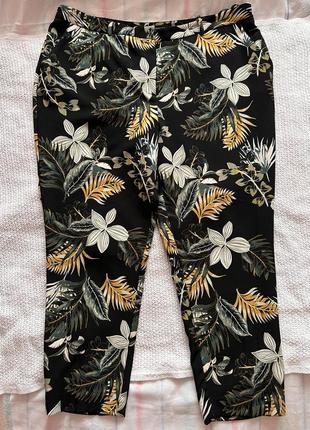 Чорні брюки в квітковий принт1 фото
